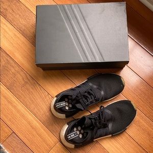 BLACK ADIDAS SNEAKERS